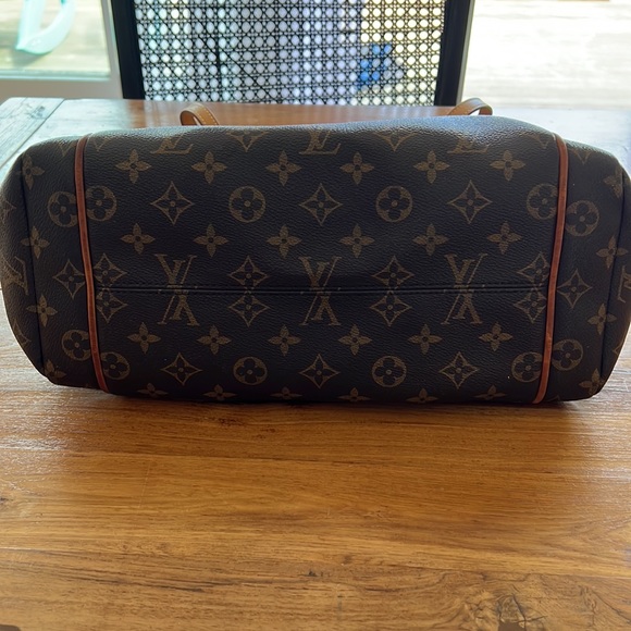 Beautiful, Authentic Louis Vuitton Monogram Totally MM Tote Bag - Picture 4 of 11